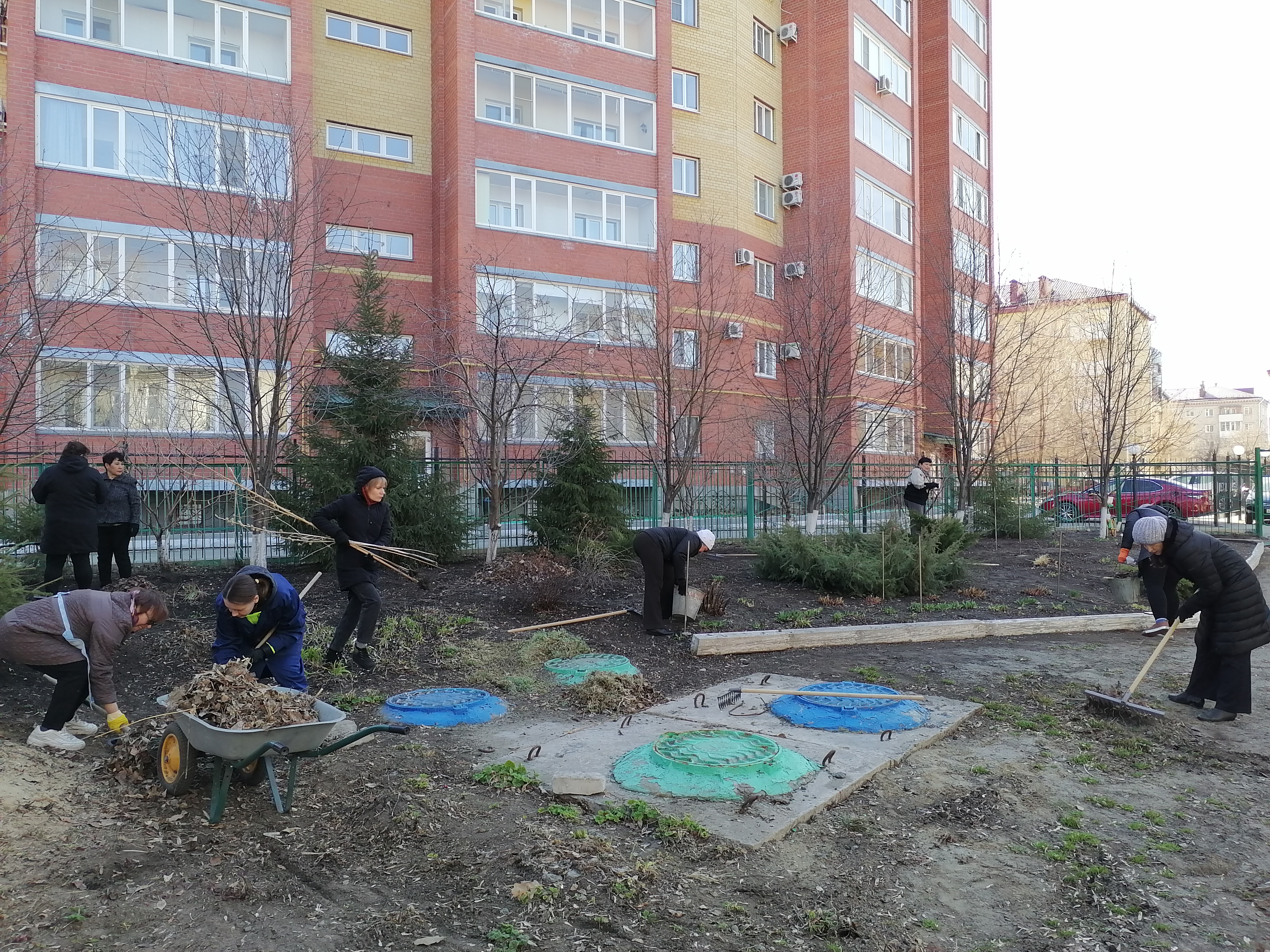 Традиционный весенний субботник по уборке пришкольной территории.